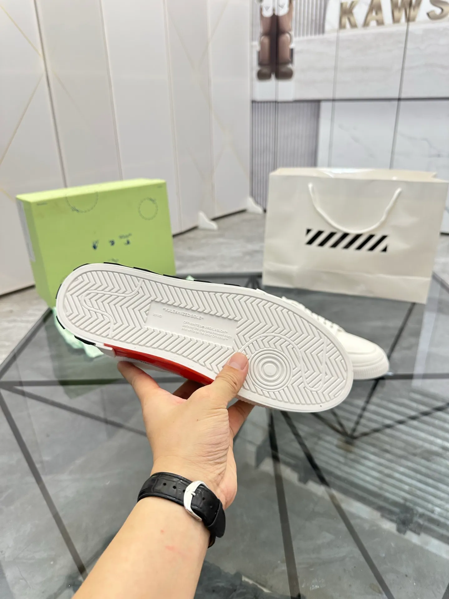 Selling men's shoes 💰: 💰P440¥ Product trademark: OFF WHITE *"OFF WHITE*" low-top casual shoes Regular size: 35-45 (can be customized to 46) Couple style Product materials: Original fabric from the upper counter, breathable lining, original outsole. No.: H203